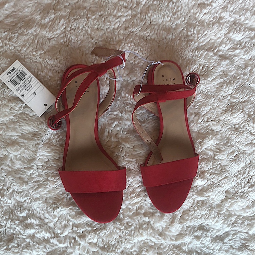 Red low block sandals Size 6 1/2 women’s🎀